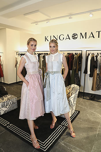 Nina Meise und Julia Meise (re.)  bei der Eröffnung des Kinga Mathe Store in München (©Foto: Petra Stadler Photographie)